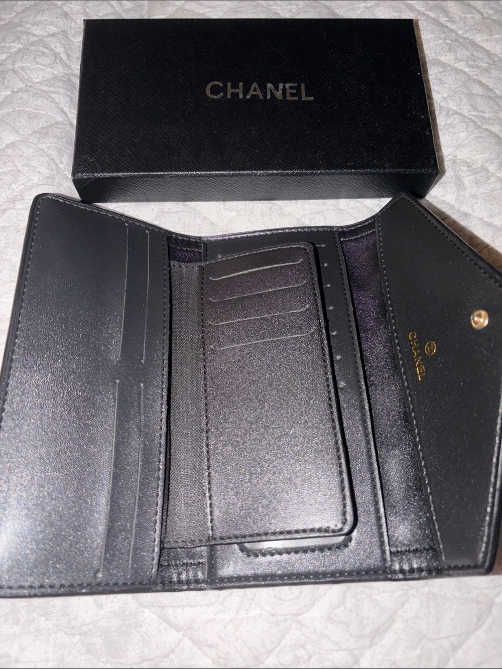 Wallet inspired not authentic - Picture 2 of 2